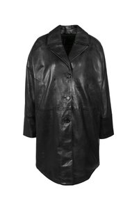 Svart läder översized kappa med en nedskuren krage, tre knappar och fickor med lappar. Slät textur och lös passform.