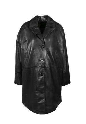 Zwarte leren oversized jas met een gekartelde kraag, drie knopen en opgestikte zakken. Gladde textuur en losse pasvorm.