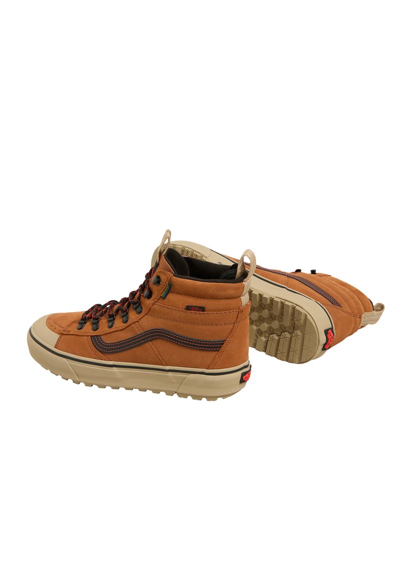 Sneaker alta in suede marrone con lacci neri, collare imbottito, suola in gomma beige e loghi con accenti rossi. Presenta un design classico con striscia laterale.