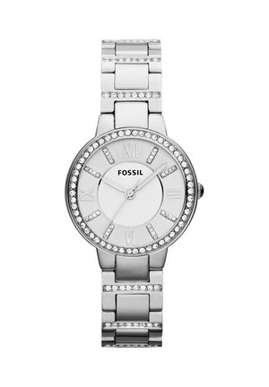 Silberne Fossil-Armbanduhr mit kristallbesetzter Lünette und Gliedern, weißem Zifferblatt mit römischen Zahlen und drei Zeigern, die 1:09:36 anzeigen.