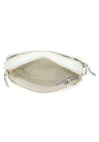 Borsa a tracolla in pelle bianca con cerniera dorata, aperta per mostrare l'interno in tessuto beige e una piccola tasca con cerniera interna con etichetta.