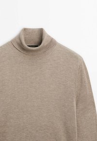 Pull col roulé beige à manches longues avec col et poignets côtelés, posé à plat sur un fond blanc.