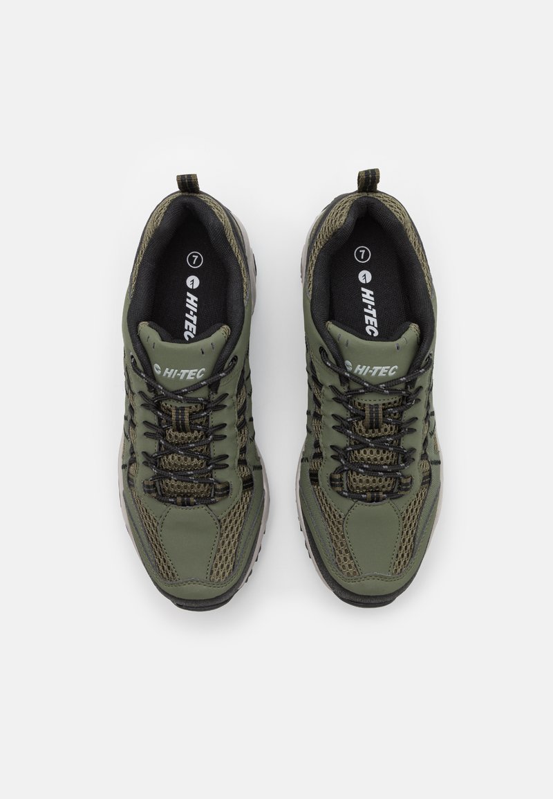 Le scarpe da trekking verdi presentano una tomaia in mesh e materiale sintetico, lacci neri, suola ammortizzata e suola grigia testurizzata con un design a punta rotonda.