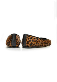 Ballerines à imprimé léopard avec des accents en cuir noir, bout rond, texture douce, design profil bas et semelle plate en caoutchouc.