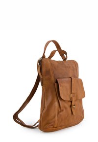 Sac à dos en cuir marron avec une finition texturée, une poche avant à rabat sécurisée par une lanière, et des bretelles réglables.