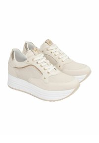 Scarpe sportive beige realizzate in mesh e suede, con design a lacci, dettagli dorati e una spessa suola piattaforma bianca.
