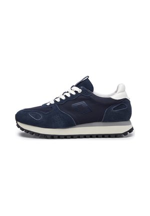 Scarpa da ginnastica blu navy con lacci bianchi, linguetta posteriore bianca, suola testurizzata e pannelli in suede e mesh su sfondo bianco.