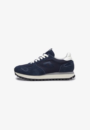 Scarpa da ginnastica blu navy con lacci bianchi, linguetta posteriore bianca, suola testurizzata e pannelli in suede e mesh su sfondo bianco.