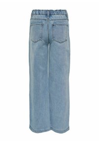 Hele sinised laia säärega teksapüksid elastse vöökoha ja kahe tagataskuga, näidatud tagant valgel taustal.