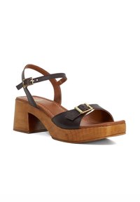 Bruin leren open-toe sandaal met een dikke blokhak, houten basis en een verstelbare enkelband met een gouden gespaccent.