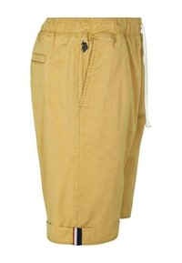 Żółte szorty wykonane z lekkiego materiału, z elastycznym paskiem w talii, boczną kieszenią oraz podwiniętym dołem ozdobionym trójkolorowym paskiem.