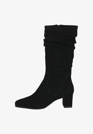 Botte en daim noire mi-mollet avec tige froissée et talon bloc.
