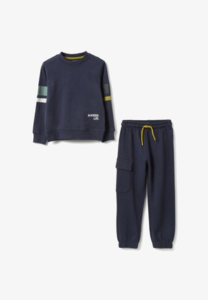 Felpa blu navy e pantaloni della tuta abbinati. La felpa presenta strisce e la scritta "WANDER LIFE"; i pantaloni hanno una tasca cargo e polsini elasticizzati.