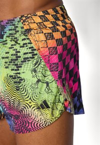 Bunte, gemusterte Badeshorts mit einer Mischung aus karierten und wellenförmigen Designs in Orange, Pink, Grün und Schwarz sowie einem elastischen Taillenbund.