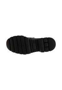 Semelle de chaussure en caoutchouc noir avec des crampons profonds et des rainures horizontales. Zone des orteils arrondie avec une surface lisse et des accents texturés.