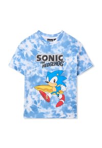 T-shirt in cotone blu tie-dye con una grafica di Sonic the Hedgehog in azione, con scarpe rosse e un oggetto giallo sotto di lui.