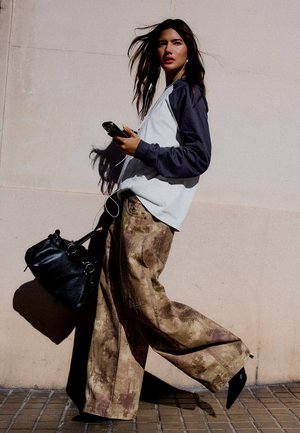 Bershka, PRINTED BARREL - TROUSERS - Wide Leg - brown