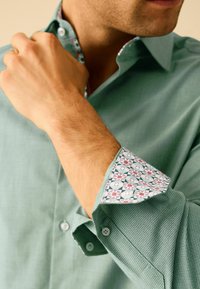 Next TEXTURED TRIMMED REGULAR FIT SINGLE CUFF - Skjorta - dark green