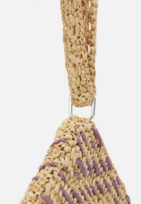Kudottu olkakassi luonnollisessa vaaleanruskeassa värissä, jossa on violetteja yksityiskohtia. Varustettu punotulla hihnalla ja metallisella kiinnityksellä. Rakenteellinen pinta.