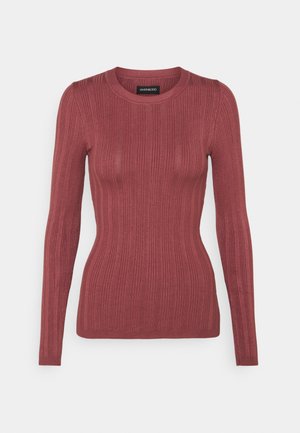 Pull moulant à manches longues en tricot côtelé de couleur rose poussière, avec un col rond et de légères rayures verticales texturées.
