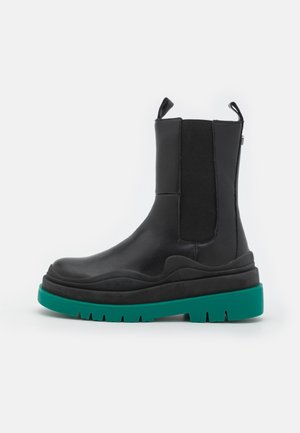 Stivaletti con plateau - black