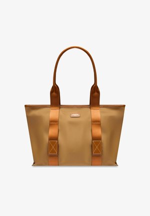 Sac fourre-tout rectangulaire couleur beige avec de longues poignées marron et des sangles verticales, avec un petit patch de marque en haut au centre.