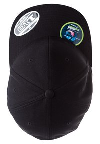 Schwarze Baseballkappe mit flachem Schirm, aus strukturiertem Stoff. Verfügt über zwei runde Aufkleber auf der Vorderseite mit Logos.
