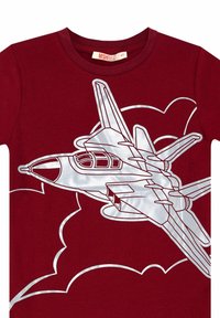 Maglietta rossa con grafica di un aereo argentato e design di nuvole. Maniche corte, collo rotondo, tessuto struttura. Adatta per bambini.