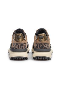 Zapatillas de deporte con estampado de leopardo, con cordones, un talón texturizado dorado, acentos negros y suelas beiges, que cuentan con una parte inferior de goma antideslizante.
