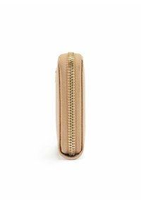 Beżowy prostokątny portfel z teksturowanej tkaniny i złotym zamkiem błyskawicznym, zaprezentowany zamknięty z boku na białym tle.