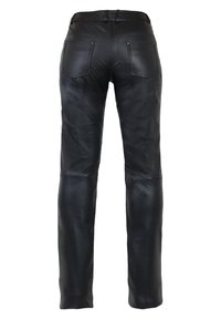 Zwarte leren broek met een gladde textuur, recht gesneden benen, twee achterzakken en zichtbare stiksels.