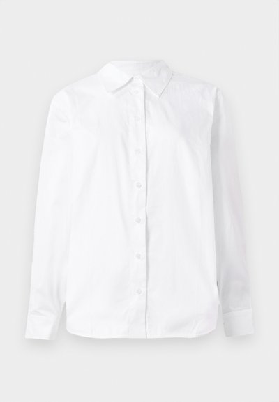 Bela dolga srajca z gumbi, izdelana iz bombaža, z ostrim ovratnikom in ravnim krojem ter gladko teksturo.