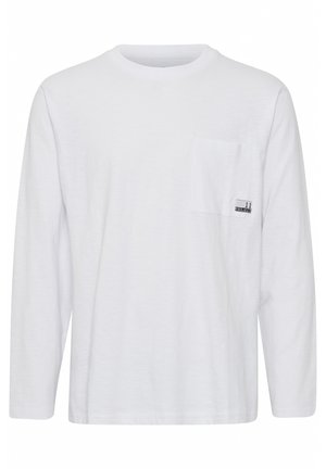 Weiße Langarmbluse aus weichem Stoff, mit einer Brusttasche und einem kleinen Etikett an der Seite. Einfaches Design mit Rundhalsausschnitt.