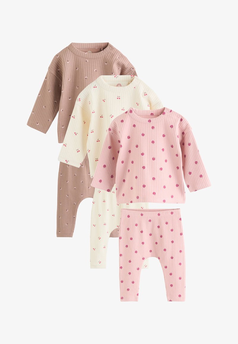 Trois ensembles de hauts à manches longues côtelés et pantalons pour tout-petits en rose, blanc et marron, chacun avec de petits motifs de cerises.