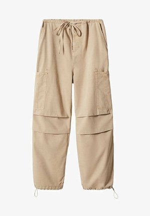 Beige cargo-housut, joissa on joustava vyötärö, naru, kaksi sivutaskua ja joustavat haaraosat nilkoissa, valmistettu kevyestä kankaasta.