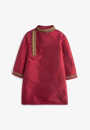 Rød traditionel tunika med guldbroderet kant på krave, manchetter og knaplukning på venstre skulder, med lange ærmer og tekstureret stof.