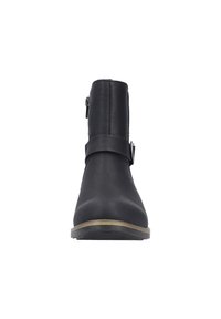 Botte noire à la cheville avec une finition en cuir synthétique lisse, une large sangle et un détail de boucle, et une semelle en caoutchouc texturée basse.