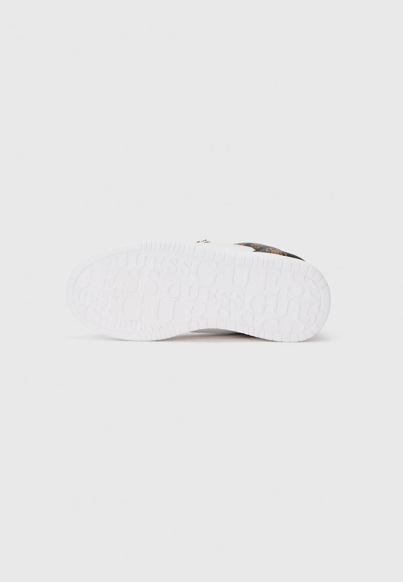 Witte sneakerzool met herhalende 'GUESS'-logo's, gedeeltelijk zichtbare bovenkant met zwart en bruin patroonstof.