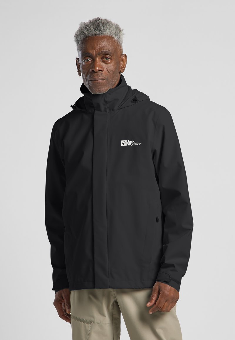 Črna vodoodporna jakna z zadrgo spredaj in nastavljivim kapuco. Na levi prsni strani je logo "Jack Wolfskin". Gladka tekstura.