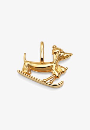 Pendentif en or représentant un teckel sur des skis, avec des détails précis du visage et un petit chapeau. Finition lisse et texture polie.