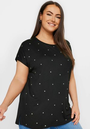 Sort kortærmet t-shirt lavet af blødt stof, med små gyldne stjerne mønstre, rund halsudskæring og sideslidser i kanten.