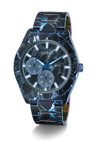 Reloj de pulsera Guess en mármol negro y azul con tres esferas, marcadores de hora plateados y una banda metálica enlazada.