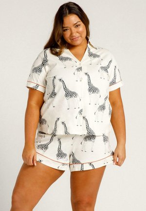 Ensemble de pyjama à motif girafe en crème, haut à manches courtes avec col à cran, shorts assortis avec bord orange, tissu en coton, coupe décontractée.