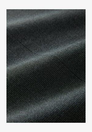 Texturerad tyg i mörkgrå, med ett tätt vävmönster. Ytan har subtila variationer i nyans och en slät yta.