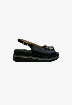 Sandale compensée en cuir noir à bout ouvert avec bride de cheville ajustable et boucle décorative sur la bride avant, avec semelle texturée.