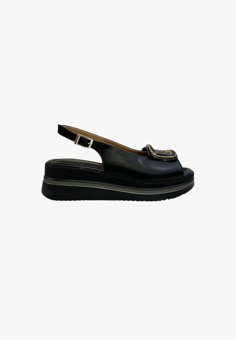 Sandale compensée en cuir noir à bout ouvert avec bride de cheville ajustable et boucle décorative sur la bride avant, avec semelle texturée.