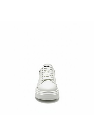 Witte lage sneaker met dikke zool, afgeronde neus en veters, gezien van voren op een witte achtergrond.