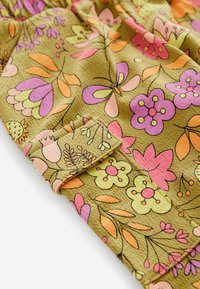 Next TRAVELLER - REGULAR FIT - Kapsáče - khaki coral tropical floral print