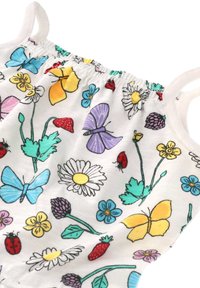 Top s tenkým rukávem vyrobený z bílé látky s barevnými květinovými a motýlími vzory. Elastický výstřih a tenké ramínka. Měkká textilní struktura.