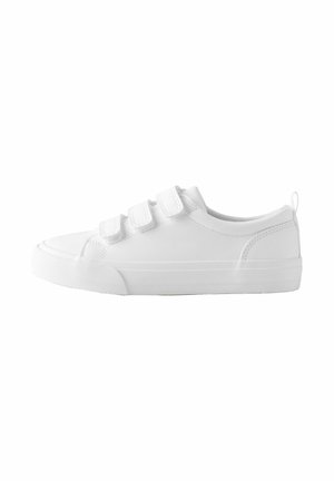 Weißer Sneaker mit drei Klettverschlussriemen und einer strukturierten Gummisohle, vor einem schlichten weißen Hintergrund präsentiert.